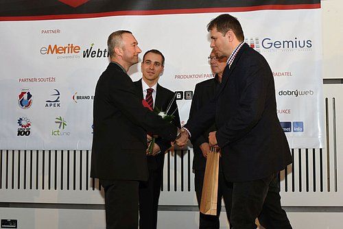 Daniel Peške přebírá ocenění Absolutní vítěz kategorie Firemní web roku 2014 pro PRE.
